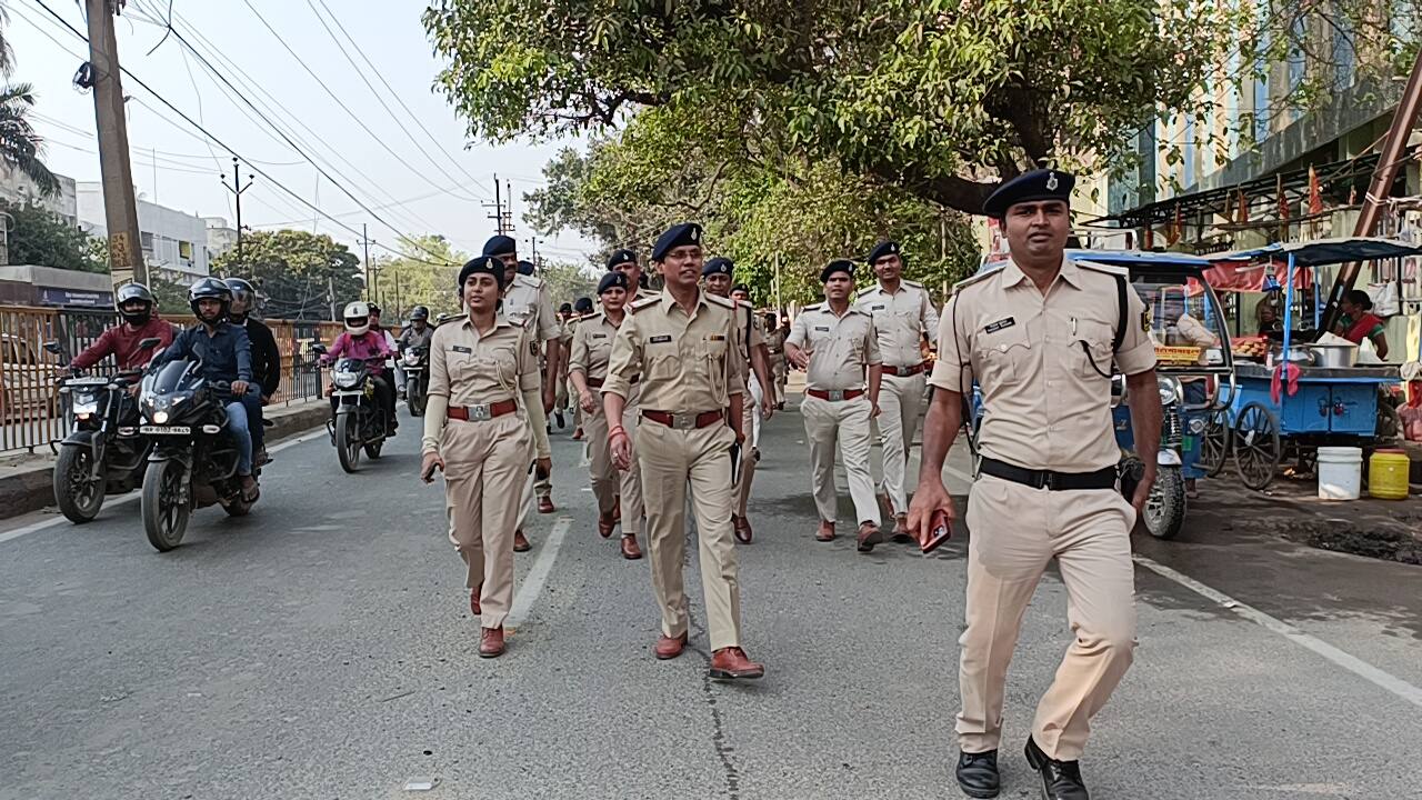 Bihar Police personnel walking during a flag march in Patna (file photo)