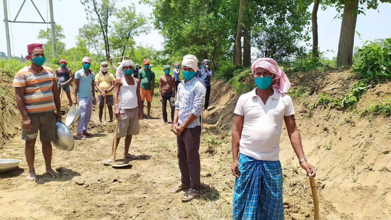 Rural workers at an employment scheme worksite in Bihar