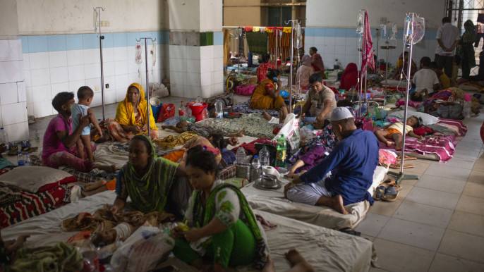 Patients and families fill a crowded dengue ward at a hospital in Bangladesh (file photo)