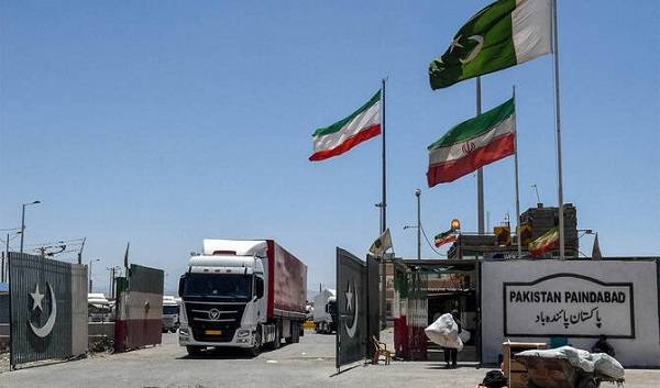 A cargo truck at the Taftan crossing on the Pakistan-Iran border, with Pakistani and Iranian flags flying (file photo)