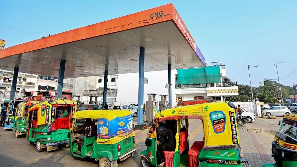 A CNG filling station pump in India (file photo)