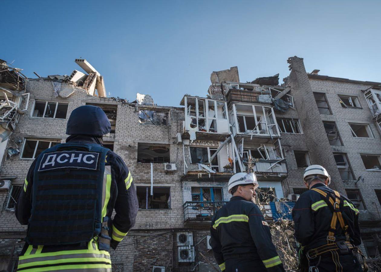 Ukraine (file photo): emergency workers of Ukraine's DSNS survey a heavily damaged apartment building after a strike
