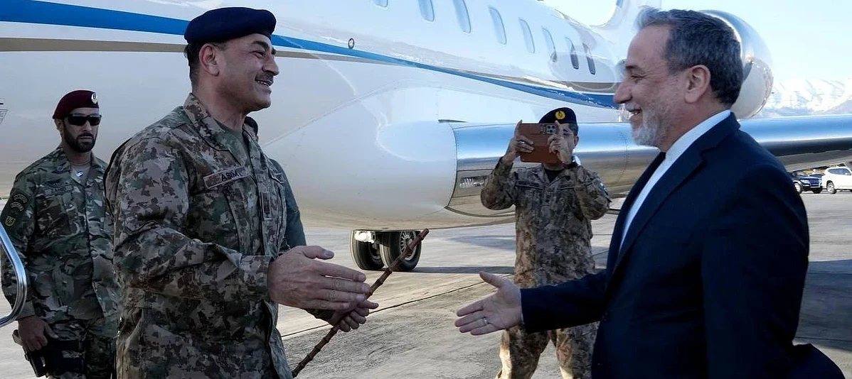 Pakistan army chief Field Marshal Asim Munir with Iranian Foreign Minister Abbas Araghchi beside an aircraft (file photo)