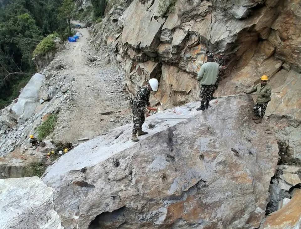 Nepali Army personnel clearing a giant landslide boulder blocking the Khandbari–Kimathanka road at Chhumsur, Sankhuwasabha, Nepal