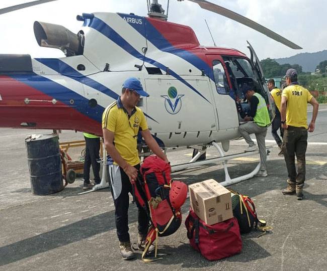 SDRF rescue personnel loading equipment onto a helicopter during a mountain rescue operation in Uttarakhand (file photo)