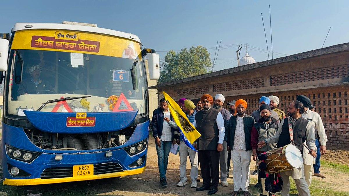 A Mukhyamantri Tirth Yatra Yojana bus being flagged off in Punjab (file photo)