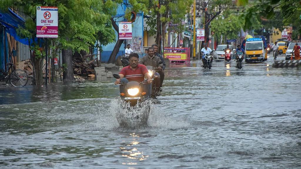 Heavy rain lashing a Tamil Nadu coastal town during the northeast monsoon (file photo)
