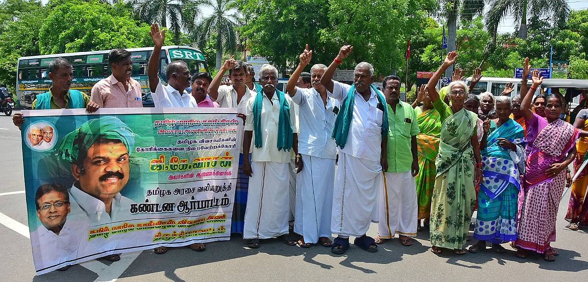 Tamil Nadu farmers holding a banner and raising slogans during a protest demanding a crop loan waiver (file photo)