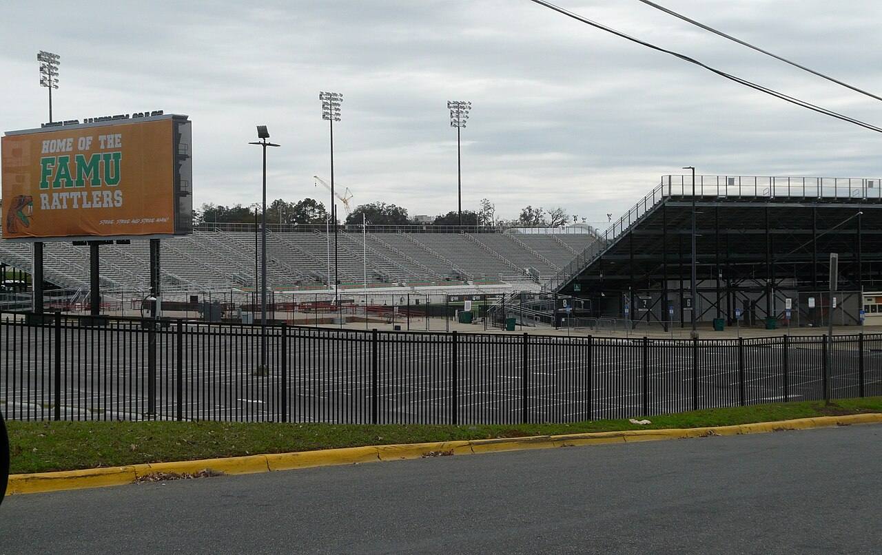 {'en': 'Bragg Memorial Stadium at Florida A&M University in Tallahassee, Florida, seen from Perry Street (file photo)', 'pa': 'ਟੈਲਾਹਾਸੀ, ਫਲੋਰੀਡਾ ਵਿੱਚ ਫਲੋਰੀਡਾ A&M ਯੂਨੀਵਰਸਿਟੀ ਦਾ ਬ੍ਰੈਗ ਮੈਮੋਰੀਅਲ ਸਟੇਡੀਅਮ, ਪੈਰੀ ਸਟਰੀਟ ਤੋਂ (ਫ਼ਾਈਲ ਫੋਟੋ)', 'hi': 'टैलाहासी, फ्लोरिडा में फ्लोरिडा A&M विश्वविद्यालय का ब्रैग मेमोरियल स्टेडियम, पेरी स्ट्रीट से (फाइल फोटो)'}