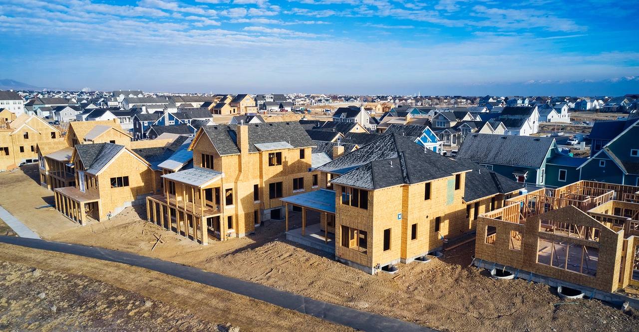 A row of newly built single-family homes in a United States subdivision